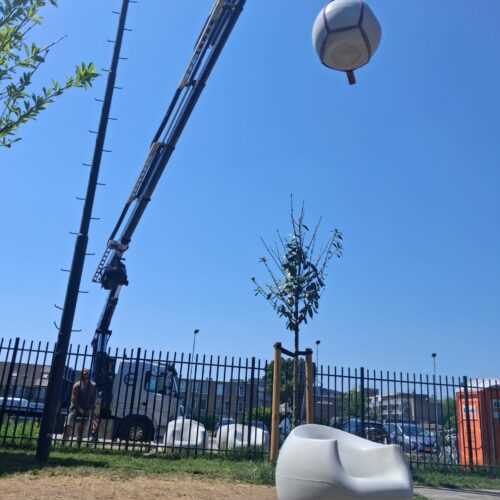 Betonnen zitelementen en tafel Stool 41 Plaatsing van betonnen Stool zitelementen met hijskraan in Gouda